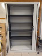 Photo détaillant le don Armoire haute gris clair double portes