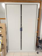 Photo détaillant le don Armoire haute gris clair double portes