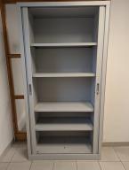 Photo détaillant le don Armoire haute gris clair double portes