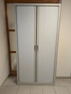 Photo détaillant le don Armoire haute gris clair double portes