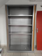 Photo détaillant le don Armoire haute grise double porte bois
