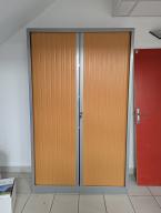 Photo détaillant le don Armoire haute grise double porte bois