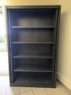 Photo détaillant le don Armoire haute grise foncé double porte bois