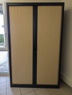 Photo détaillant le don Armoire haute grise foncé double porte bois