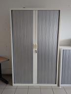 Photo détaillant le don Armoire haute blanche double portes grises
