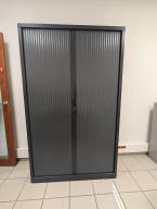 Photo détaillant le don Armoire haute double porte grise