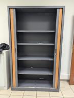 Photo détaillant le don Armoire haute grise foncé double porte bois