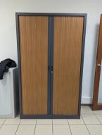 Photo détaillant le don Armoire haute grise foncé double porte bois