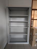Photo détaillant le don Armoire haute blanche double portes blanche