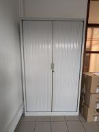 Photo détaillant le don Armoire haute blanche double portes blanche