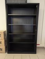 Photo détaillant le don Armoire haute noire double portes