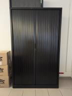 Photo détaillant le don Armoire haute noire double portes