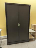 Photo détaillant le don Armoire haute double porte grise, poignées vertes