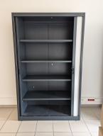 Photo détaillant le don Armoire haute gris foncé double portes blanches