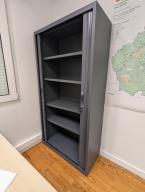 Photo détaillant le don Armoire haute gris foncé 2 portes