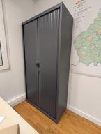 Photo détaillant le don Armoire haute gris foncé 2 portes