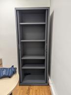 Photo détaillant le don Armoire haute gris foncé 2 portes
