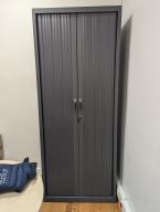 Photo détaillant le don Armoire haute gris foncé 2 portes