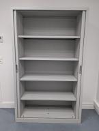 Photo détaillant le don Armoire haute gris clair double portes