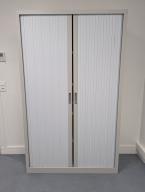 Photo détaillant le don Armoire haute gris clair double portes