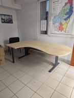 Photo détaillant le don Bureau d'angle bois clair arrondi +  caisson