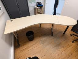 Photo détaillant le don Bureau d'angle bois clair arrondi