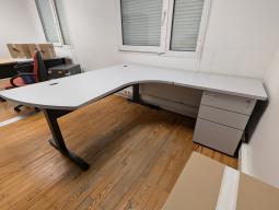 Photo détaillant le don Bureau d'angle gris clair arrondi + caisson rattachable