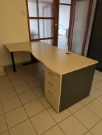 Photo détaillant le don Bureau d'angle bois clair + caisson