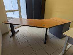 Photo détaillant le don Bureau d'angle bois + caisson gris