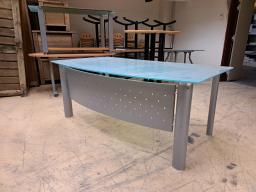 Photo détaillant le don Don de mobilier en bois et en verre