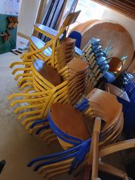 Photo détaillant le don Chaises d'écoliers