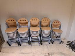 Photo détaillant le don Don de mobilier en bois et en verre