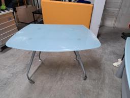 Photo détaillant le don Don de mobilier en bois et en verre