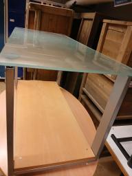 Photo détaillant le don Don de mobilier en bois et en verre