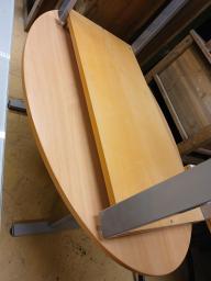 Photo détaillant le don Don de mobilier en bois et en verre