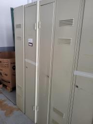Photo détaillant le don mobilier vestiaires