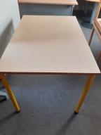 Photo détaillant le don Table