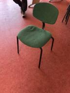 Photo détaillant le don Lot de 10 chaises vertes