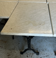 Photo détaillant le don Table en marbre - pied métallique (extérieur)