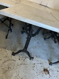 Photo détaillant le don Table marbre carrée - pied métallique (extérieur)