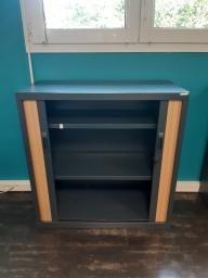 Photo détaillant le don armoire basse  rideau beige