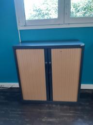 Photo détaillant le don armoire basse  rideau beige