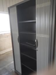 Photo détaillant le don Armoire haute cinq plateaux intérieurs