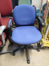 Photo détaillant le don un siège de bureau bleu