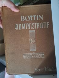 Photo détaillant le don Bottins administratifs - 1943, 1947, 1956, 1984, 1995 & 1997