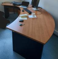 Photo détaillant le don Bureau grande dimension avec caisson