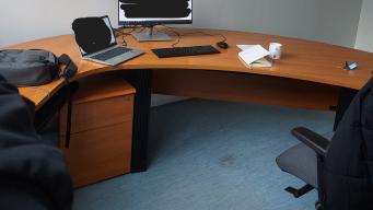 Photo détaillant le don Bureau grande dimension avec caisson