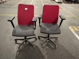Photo détaillant le don Deux fauteuils dossier rouges sans têtière