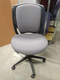 Photo détaillant le don un fauteuil de bureau gris