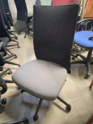 Photo détaillant le don 2 fauteuils de bureau gris